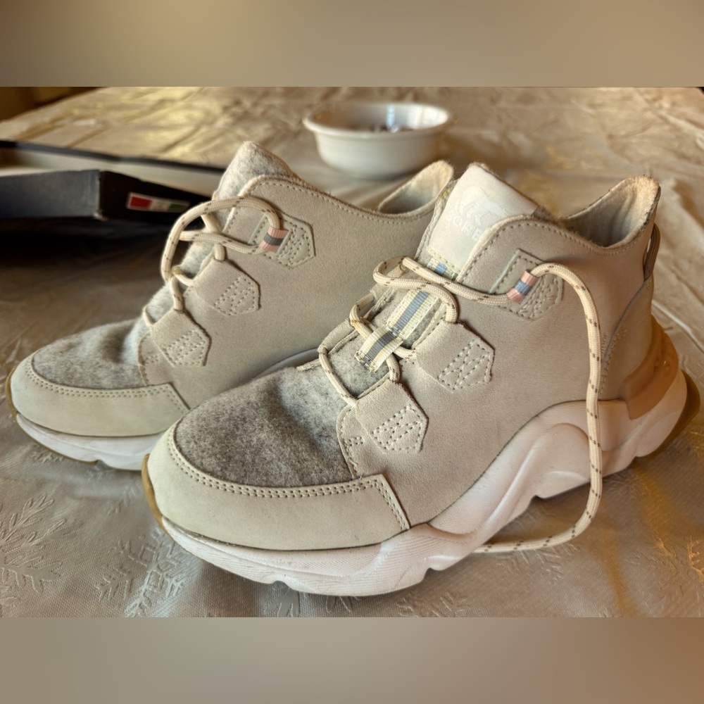 Sorel boot/sneakers EUC